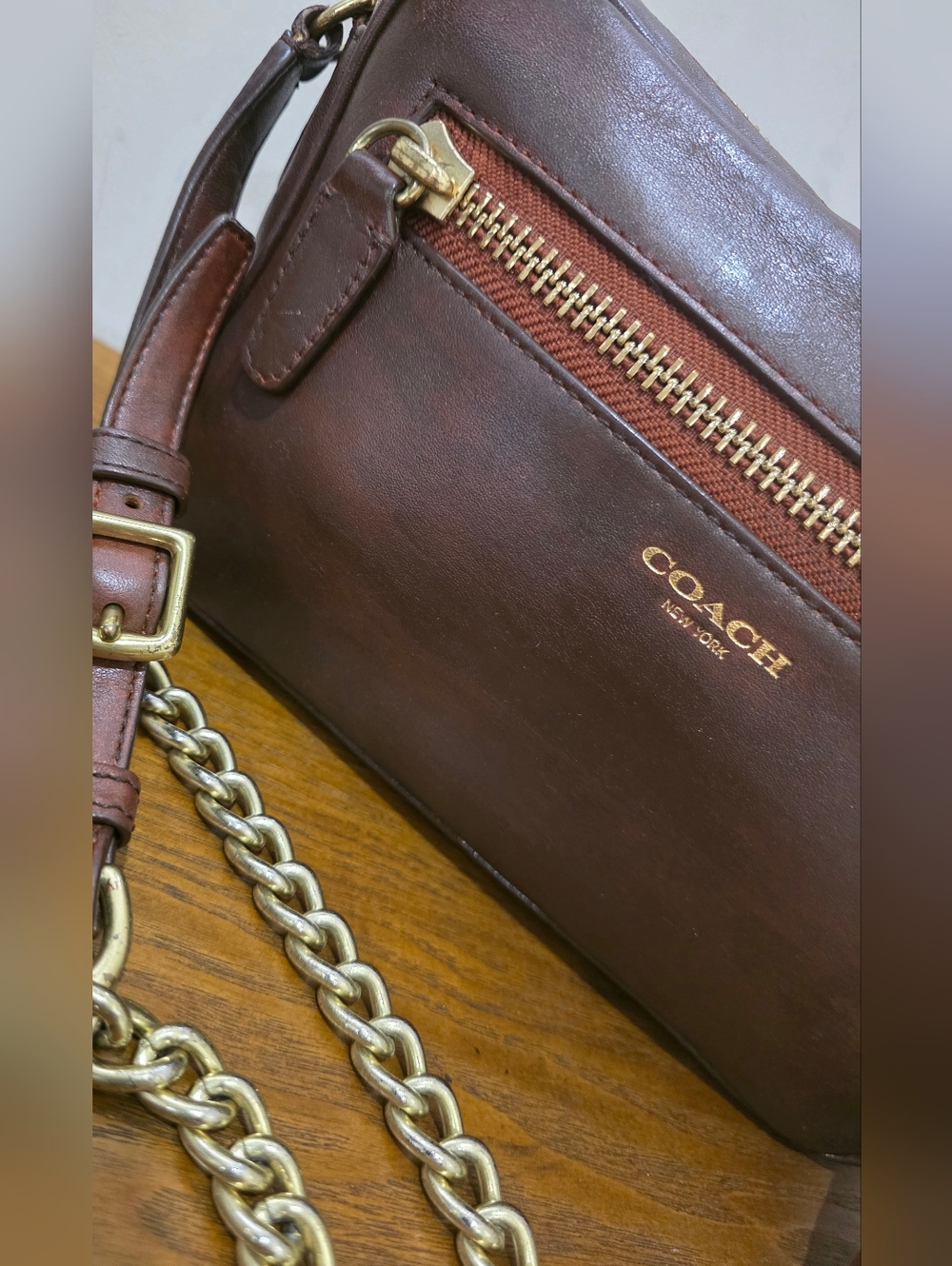Vintage Coach Distressed Brown Leather Crossbody bag - Picture 4 of 11